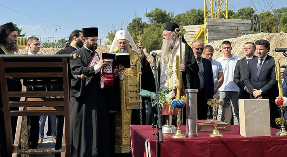 Порфирије и Јоаникије освештали камен темељац цркве и гимназије Свети Сава