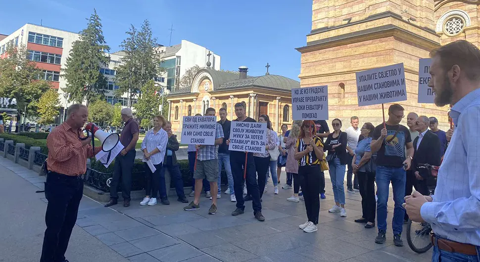 Преварени купци протестовали испред Градске управе: "Преварант Ђоко Екватор"