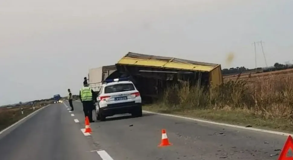 Камион слетио са пута и преврнуо се