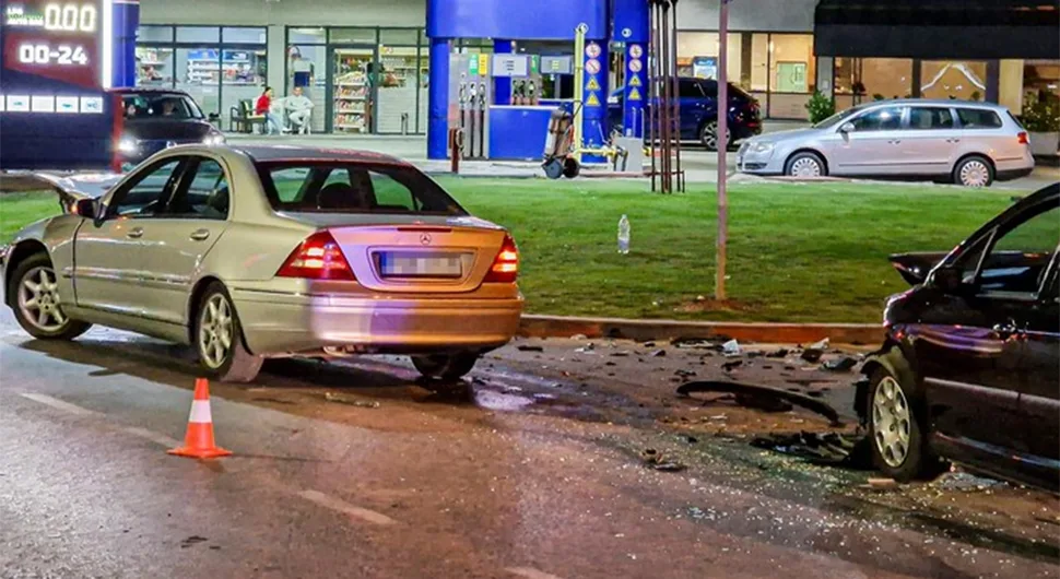 Двоје повријеђених у судару три возила