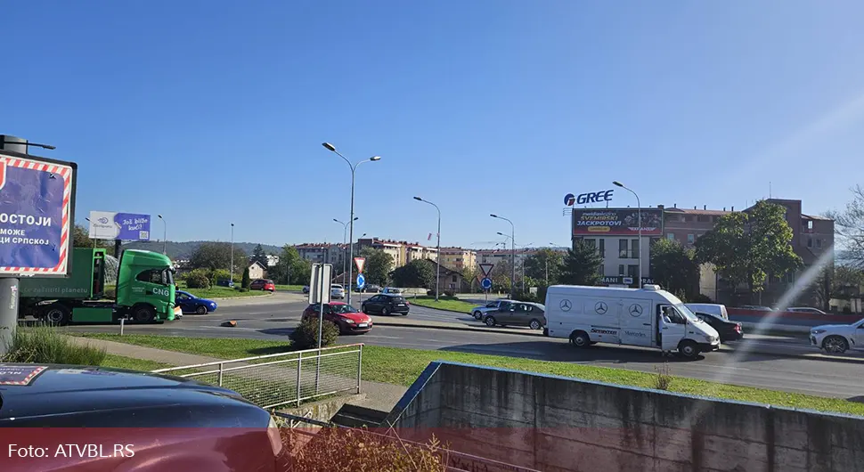 Бањалука: Судар камиона и комбија у кружном току, створила се гужва