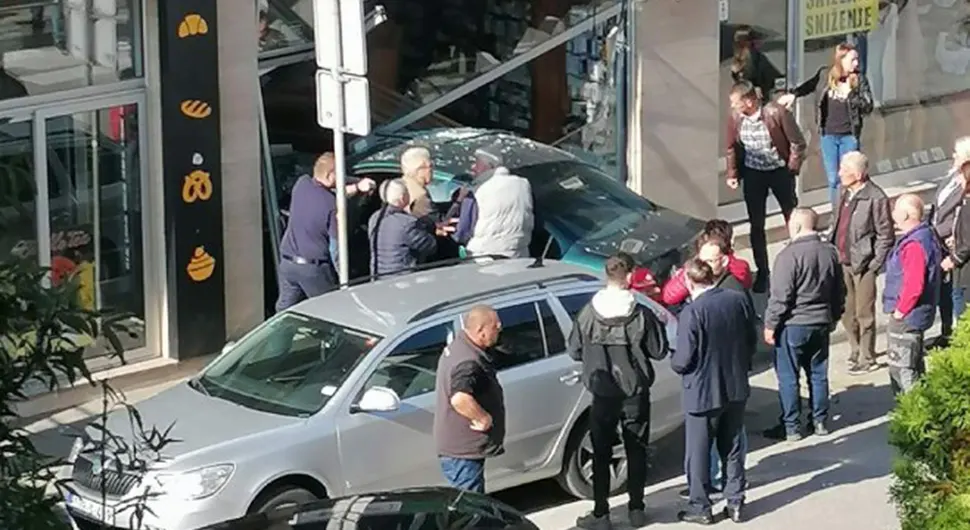 Избјегавао паркиран аутомобил, па улетио у апотеку