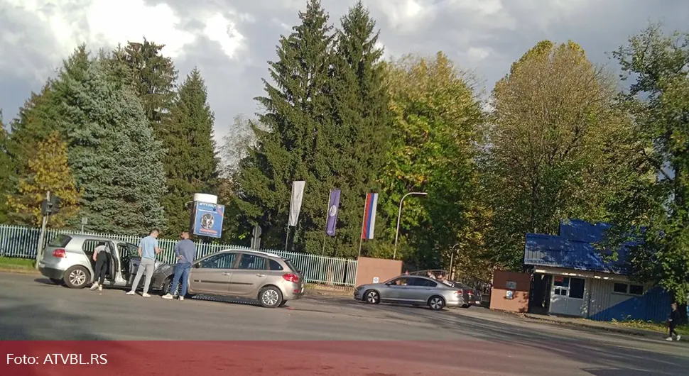 Судар два аутомобила испред кампуса