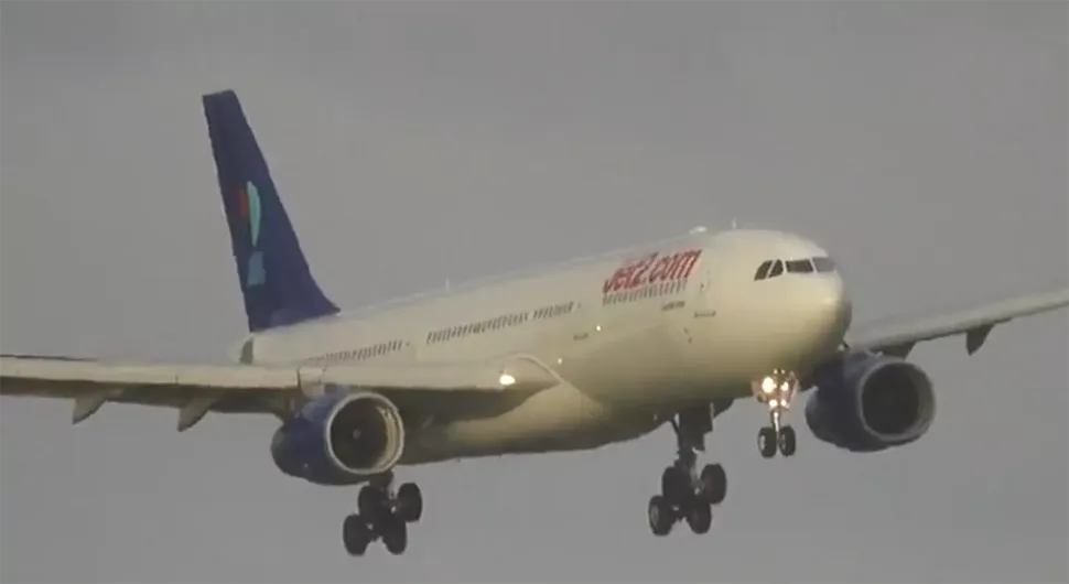 Несвакидашњи снимак: Слијетање које се не виђа често, авион "заплесао" на вјетру