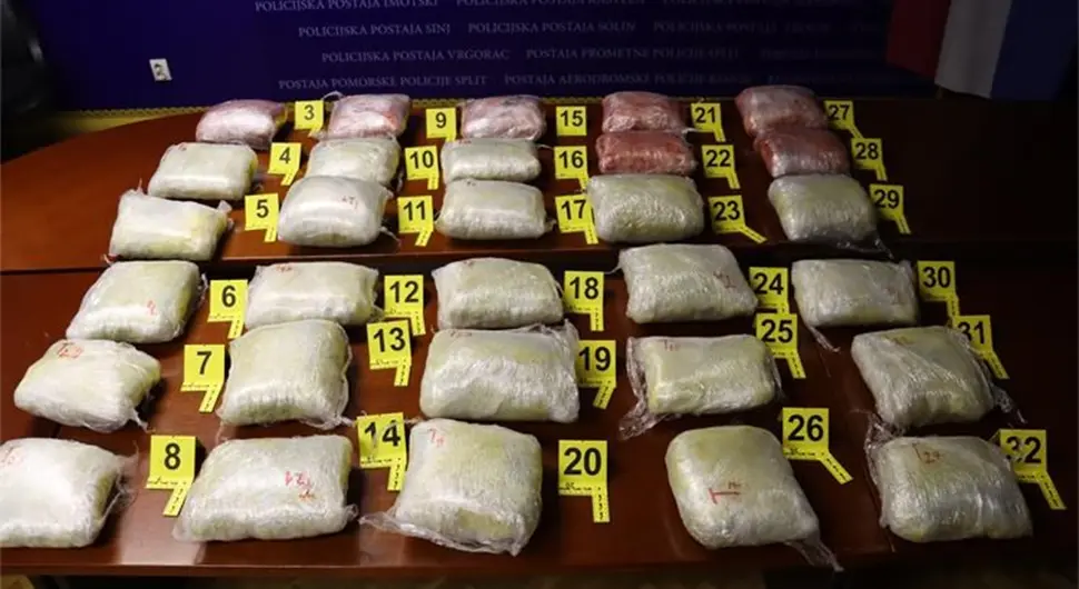 Пас нањушио 33,7 килограма дроге, ухапшени држављани БиХ и Србије