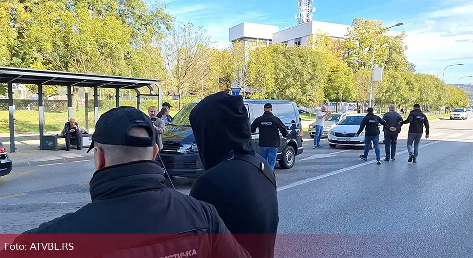 Пуштена двојица службеника Пореске управе, један задржан у притвору