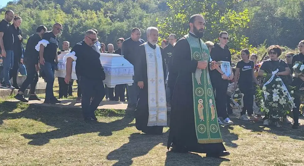 Јецаји парали небо, мајка и бака дозивале дјечака: Сахрањен мали Андреј ког је убио друг