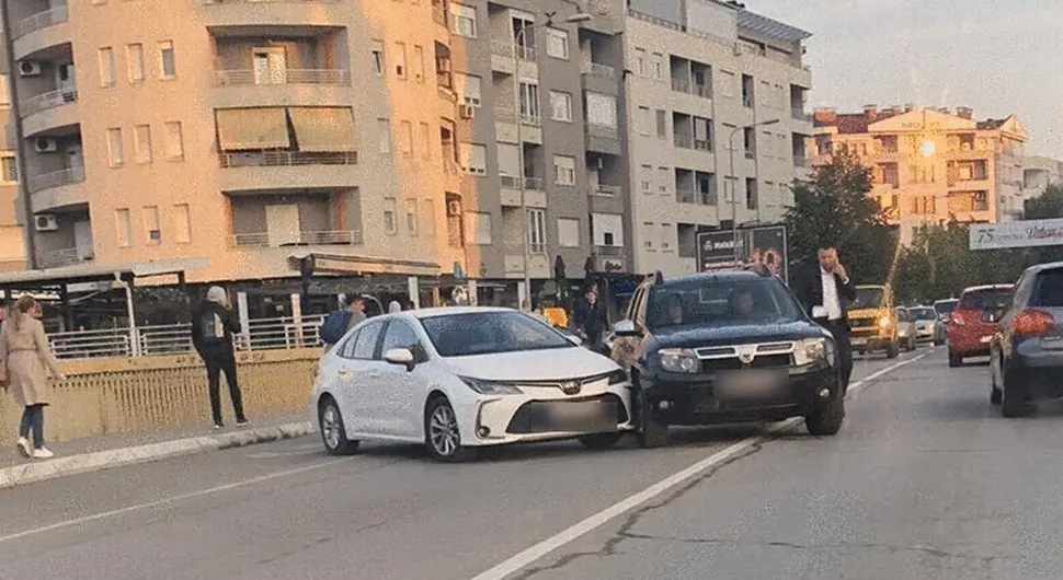 Судар два аута на Венеција мосту, створила се гужва у саобраћају