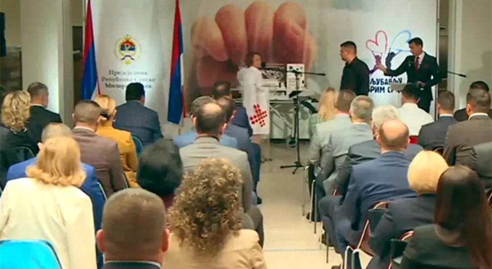 УЖИВО НА АТВ - Додик у УКЦ Српске уручује инкубаторе