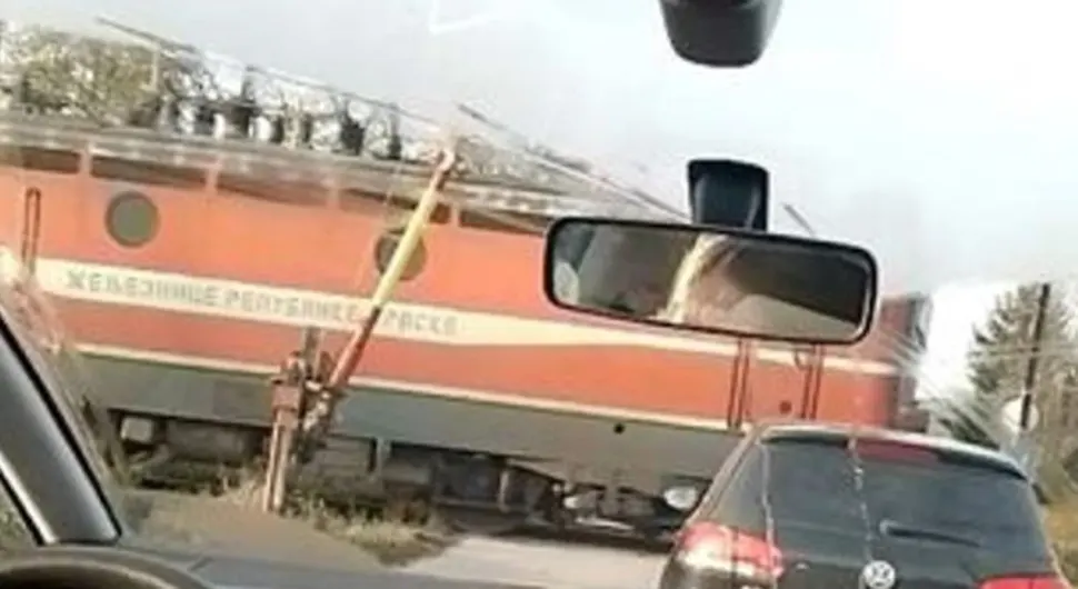 Воз пролази, а рампа подигнута: Опасност на пружном прелазу у Бањалуци