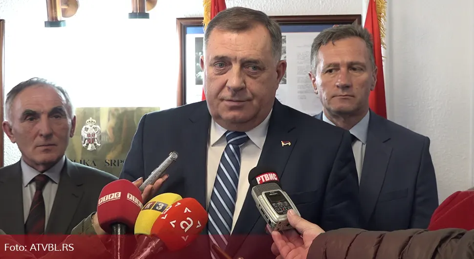 "Ниједна одлука из сектора одбране неће проћи док је Хелез министар"