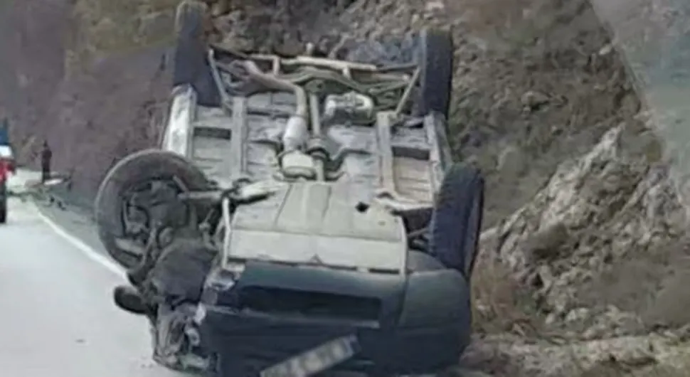 Аутомобил се преврнуло на кров, саобраћај отежан