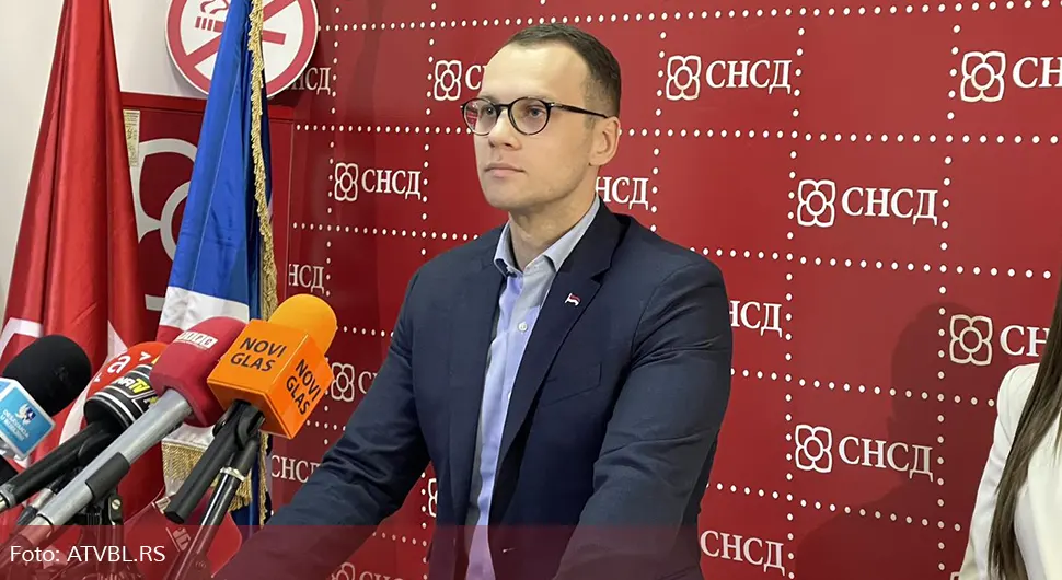 Савић: Одборници који су и директори враћају мандате странци