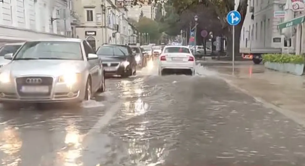 Невријеме погодило Требиње, киша потопила главну улицу