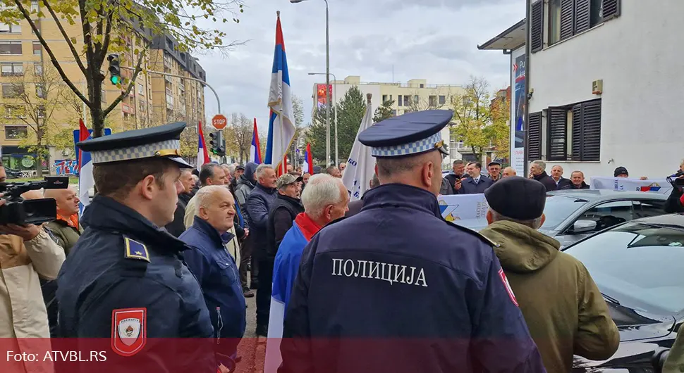"Нема раја без роднога краја" - Борци стигли пред просторије СДП-а