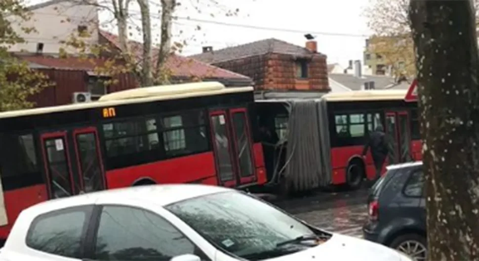 Преполовио се градски аутобус
