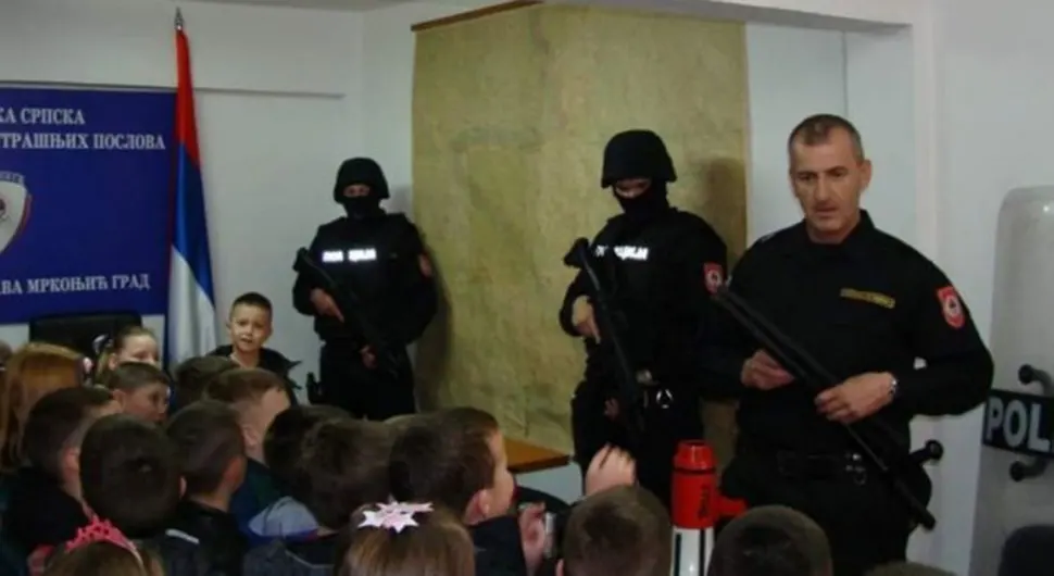 Полицајац Горан Милиновић бициклом стигао и до Хиландара: Са поносом носим полицијску униформу