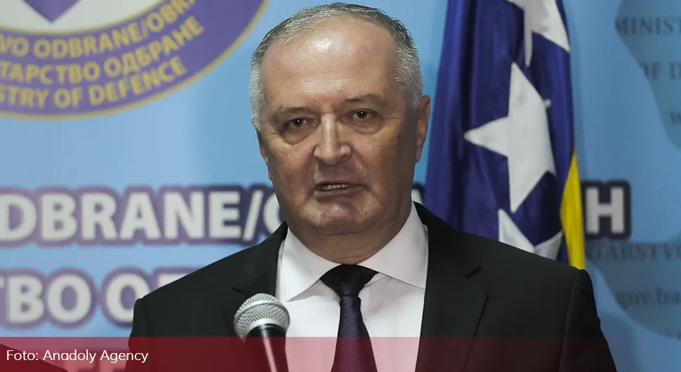 ''Хелез упорно покушава да буде министар само једног народа''