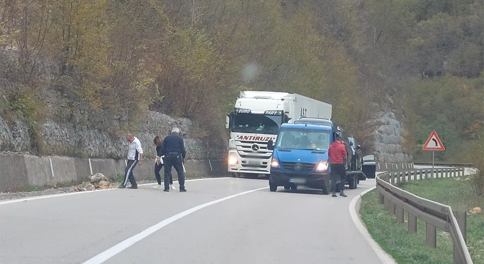 Зауставили возила па очистили камење са пута