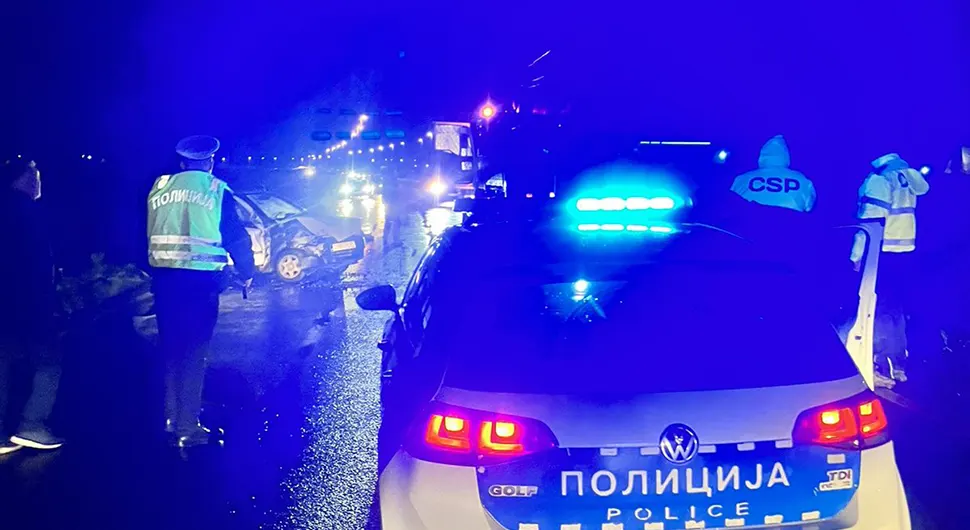 Аутомобилом се забили у покварени камион, повријеђена жена