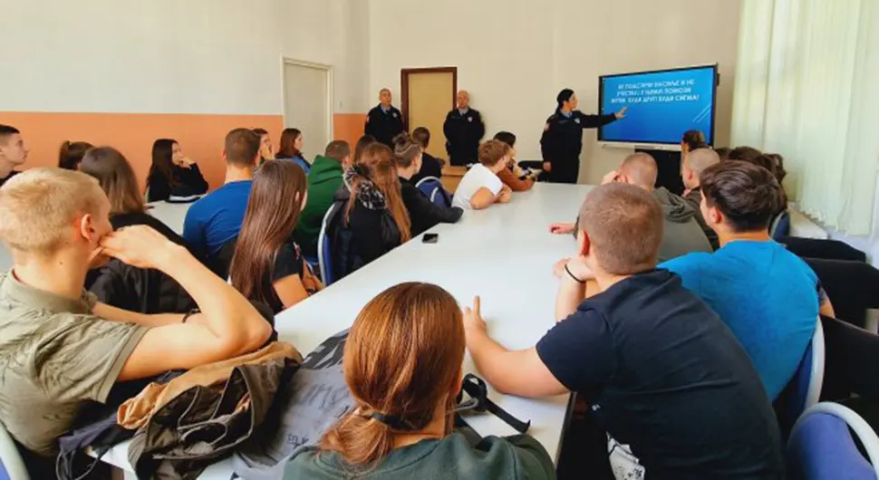 Полиција и школе у превентивној кампањи против вршњачког насиља