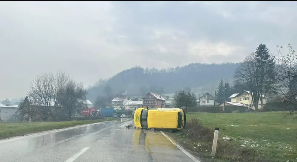 Преврнуо се комби