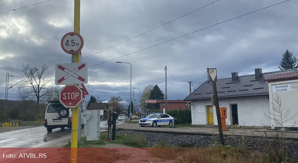 Полиција на пружном прелазу у Залужанима