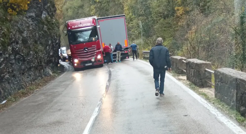 Судар два камиона у кањону Тијесно, саобраћај обустављен