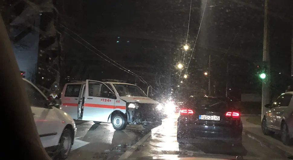 Тежак судар возила Хитне и пежоа