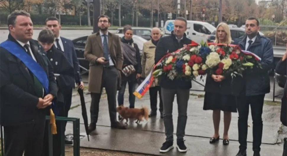 Цвијановић положила цвијеће на споменик краљу Александру Првом и краљу Петру Првом Карађорђевићу