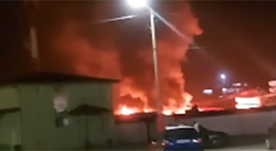 Огроман пожар у Србији, чују се јаке детонације