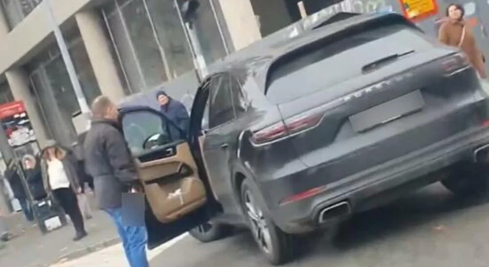 Таксиста излетио из кола са сјекиром да се обрачуна са бахатим возачем