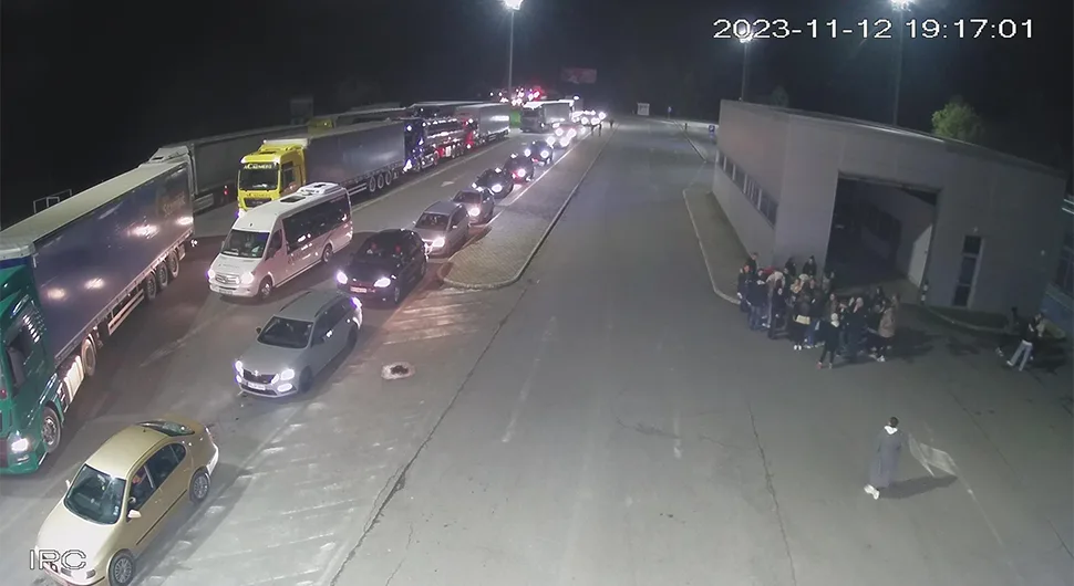 Гужве на прелазима Градишка и Градина