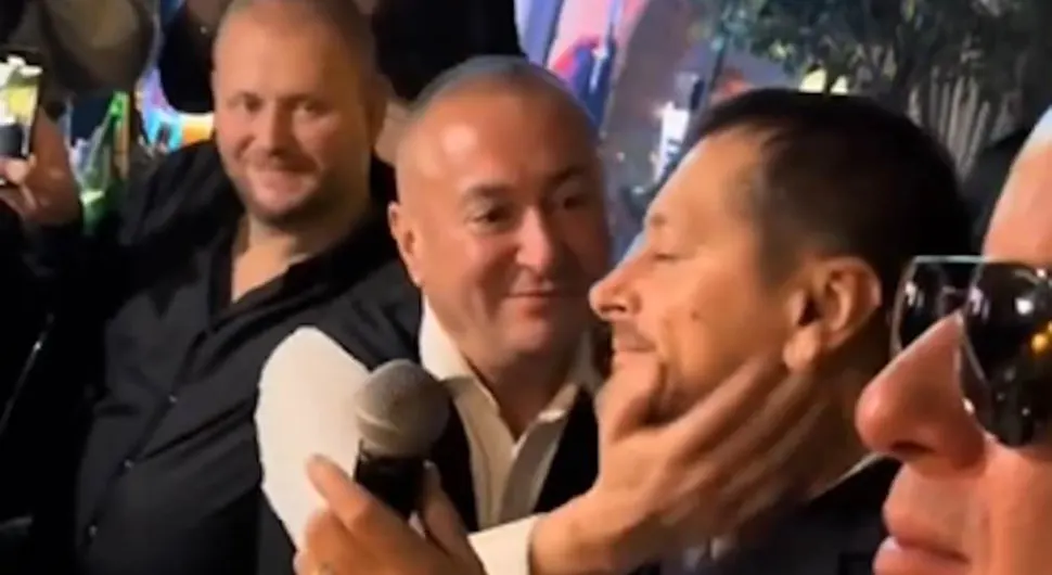 Ђани пољубио Пејовића у уста