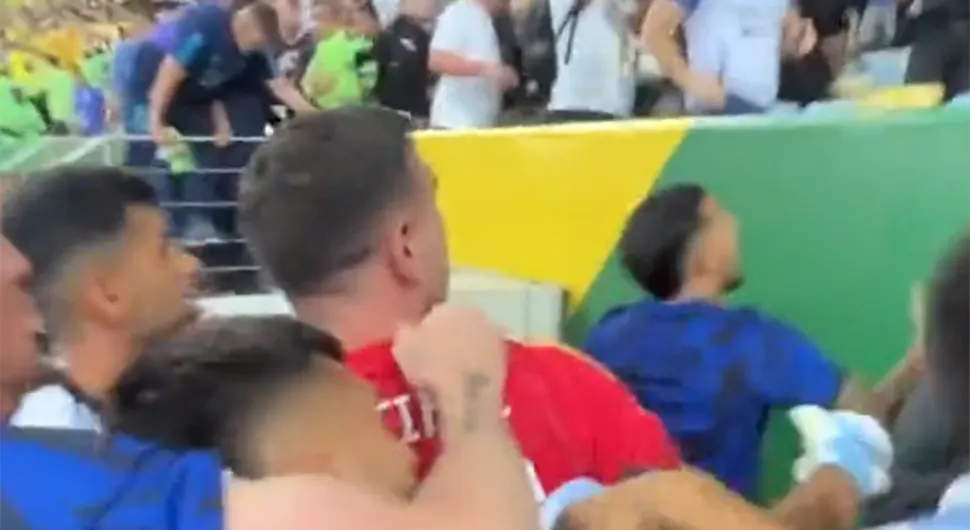 Најбољи голман свијета насрнуо на полицију - бранио навијаче