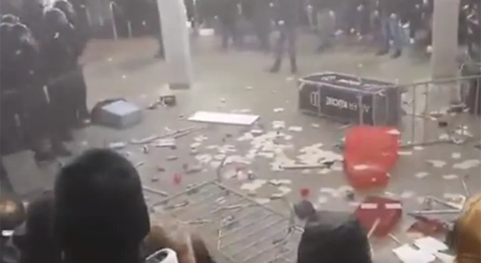 Велик сукоб полиције и навијача у Франкфурту