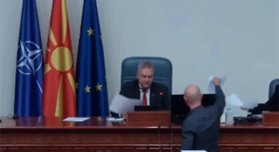 Сјеверна Македонија: Посланик бацио папире на потпредсједника парламента