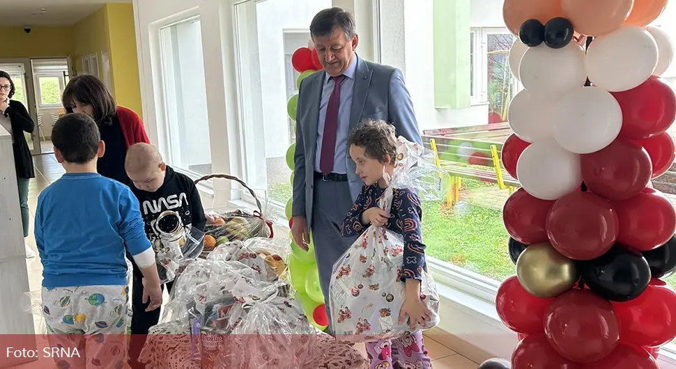Вишковић пакетићима обрадовао малишане у Родитељској кући "Искра"