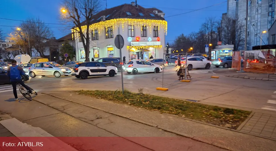 Затворен правац према мосту Венеција, саобраћајни колапс у Борику