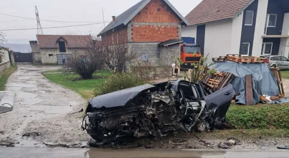 Аутомобил потпуно смрскан: Језив призор са мјеста тешке саобраћајке