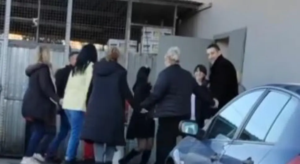 Радници изашли из маркета и "оплели" коло