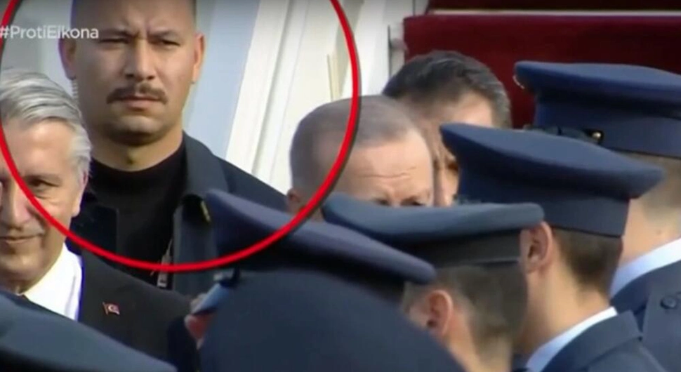 Сви се питају ко је мушкарац који није скидао поглед с Ердогана