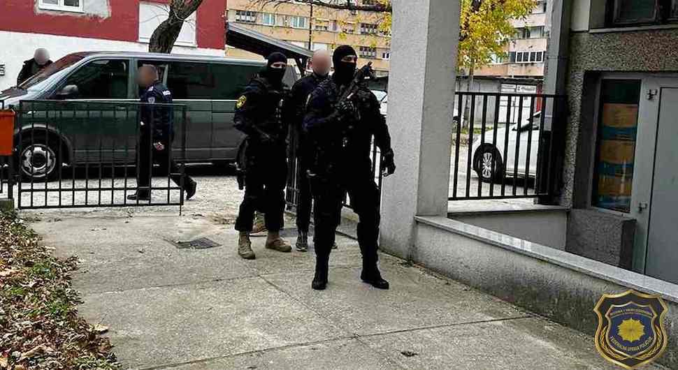 Бомбом и батинама изнуђивао новац