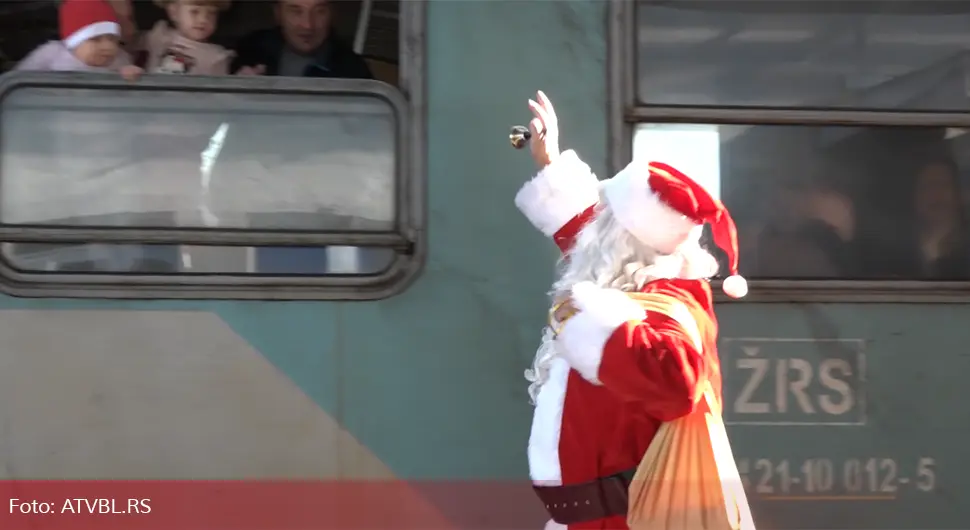 Дједа Мраз у возу дијелио пакетиће
