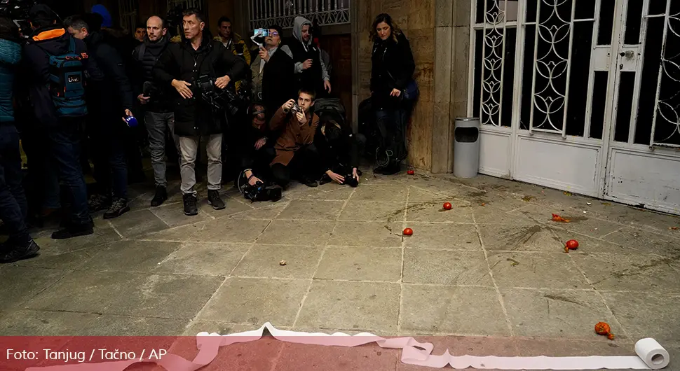 Полиција хапсила због насиља испред РИК-а
