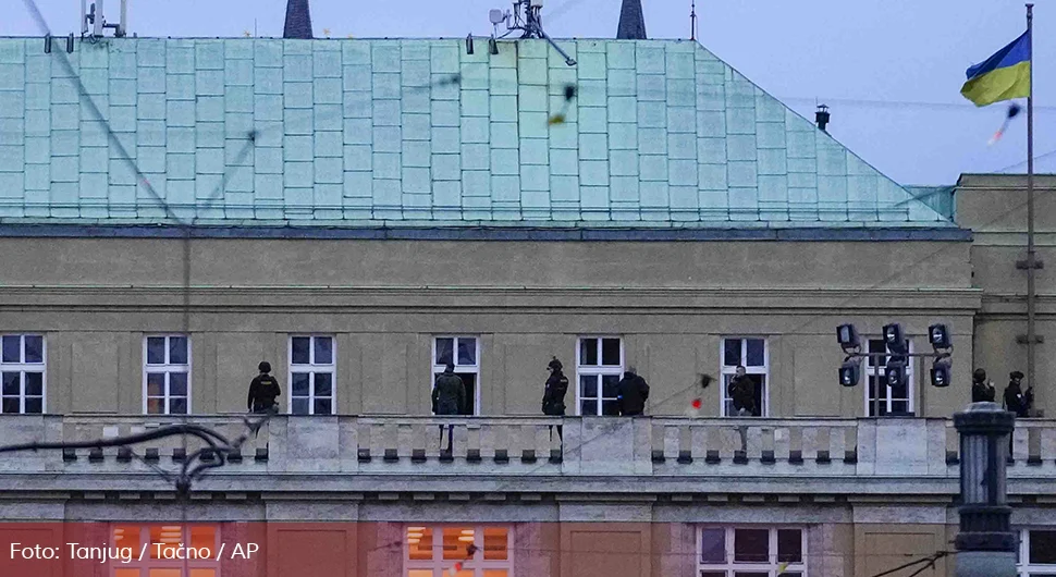 Драма испред куће убице из Прага, полиција на терену