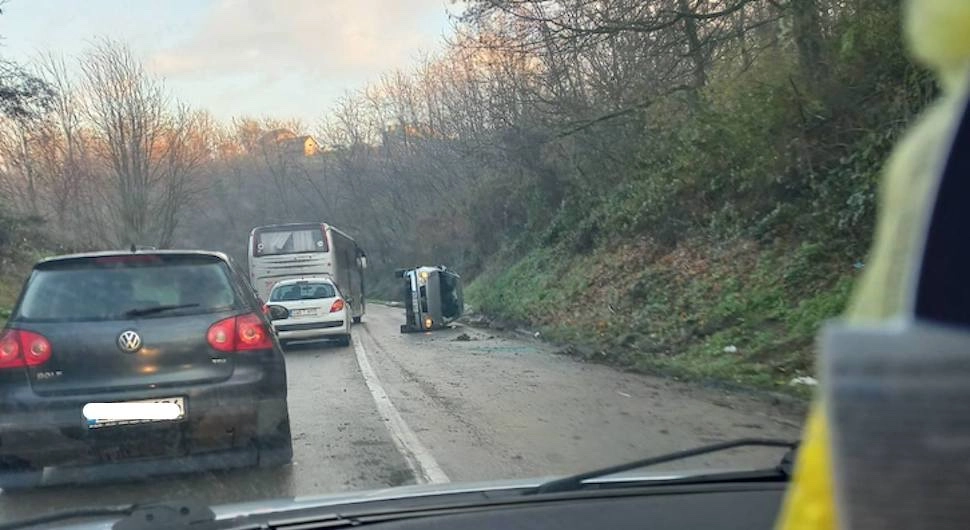 Преврнуо се аутомобил на Тутњевцу, једна особа повријеђена