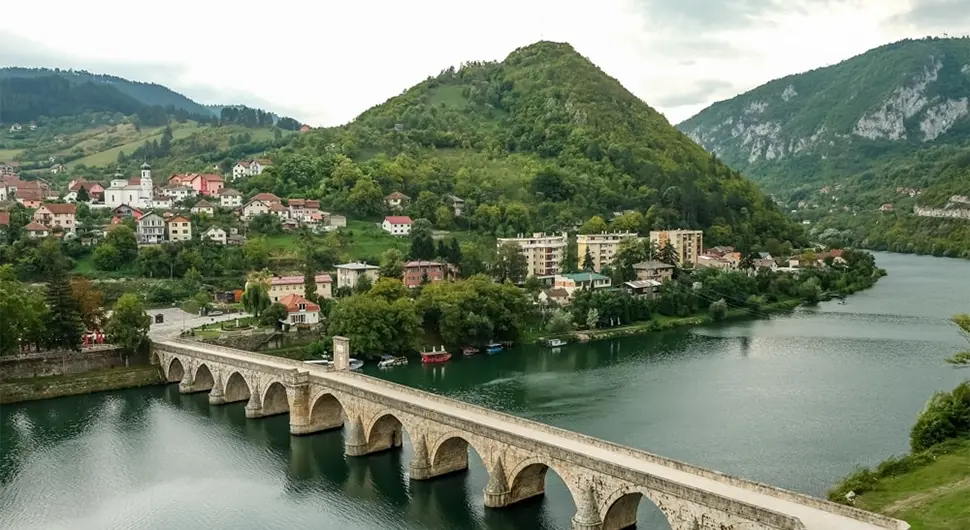 Скуп Срба с обје стране Дрине
