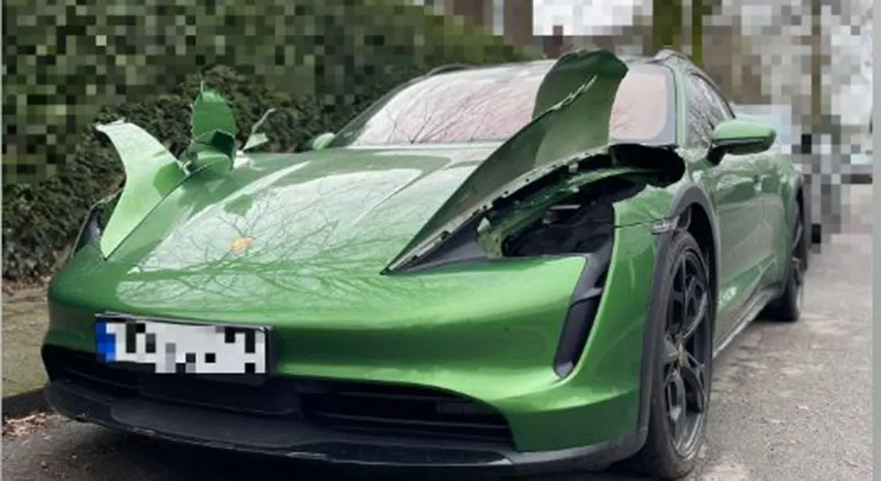 "Искасапили" скупоцјени Porsche због фарова