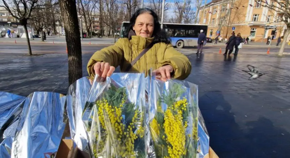 Бањалучанка Мирјана не одустаје од мимоза: Ево ко их ових дана купује